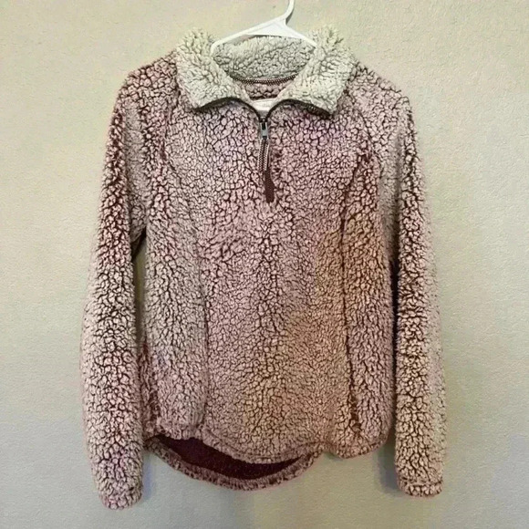 Sherpa woman’s long sleeve cranberry/dark pink top size small in EUC - Picture 3 of 9